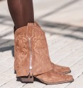 botas media caña camel con solapa bordada y cremallera de adorno exterior y tacón cubano efecto madera
