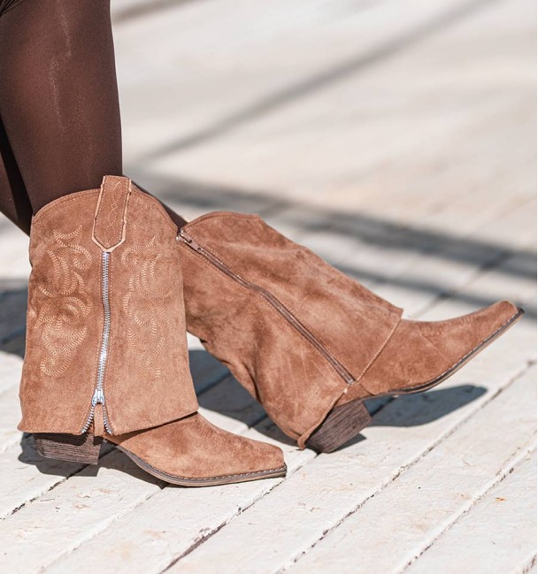 Botas de cano médio camel com aba bordada e fecho decorativo exterior e salto em cubo com efeito madeira.