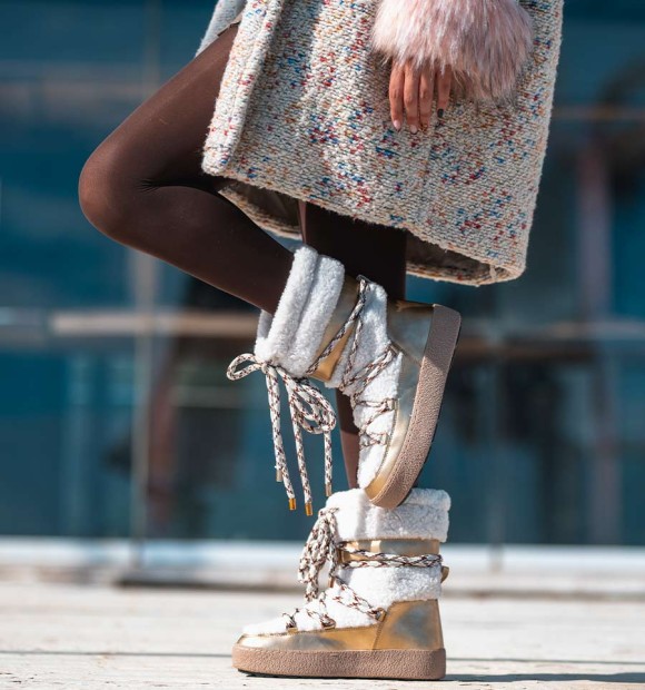 Botas apre ski con borrego blanco y suela en dorado y cordones de escalada