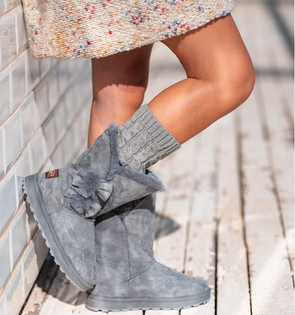 Grey australian boots without animal origin, fur inside and rubber sole. Side laces.