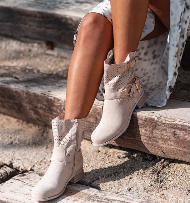 botas camperas beige con hebillas y caña media troquelada. Veganas