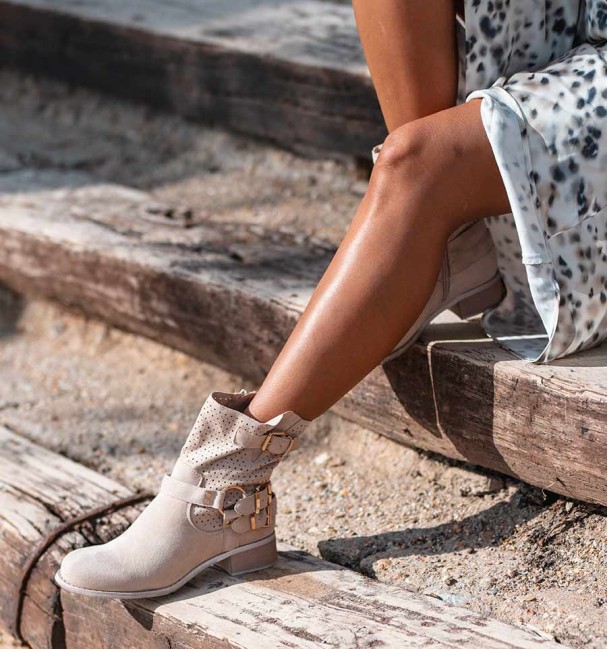 botas camperas beige con hebillas y caña media troquelada. Veganas