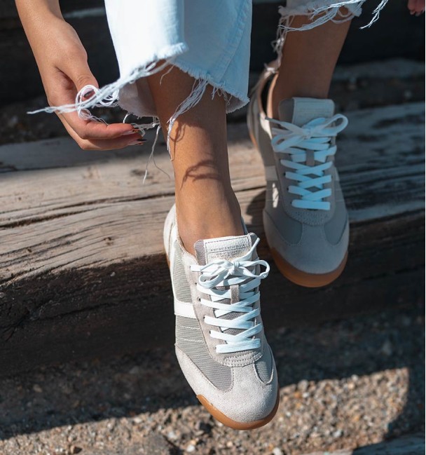 Ecru sneakers with suede toe cap and white detail
