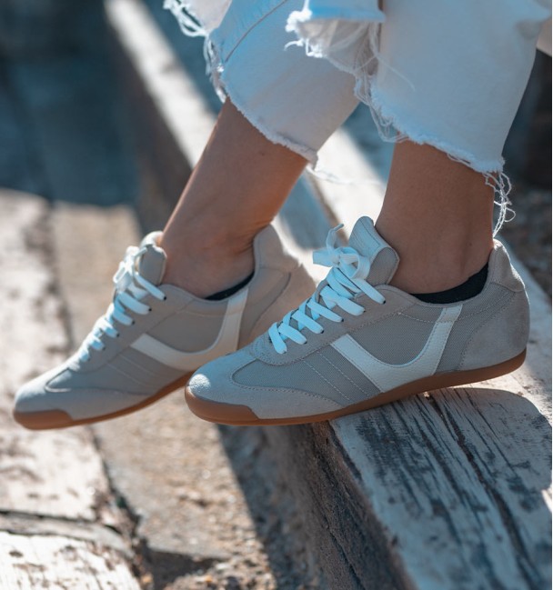 zapatillas deportivas color crudo con puntera de ante y detalle blanco