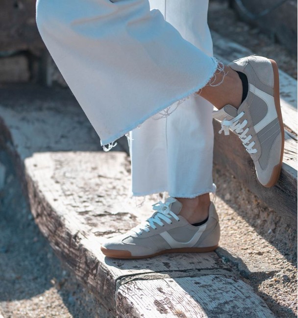 Ecru sneakers with suede toe cap and white detail