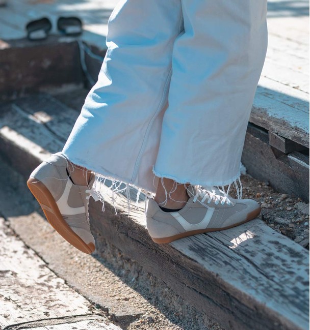 Ténis de cor cru com biqueira de camurça e pormenores brancos
