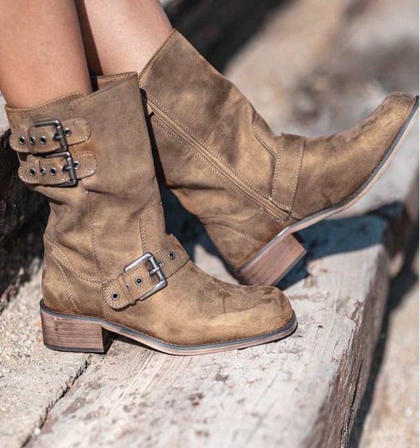 Botas de cano médio castanhas com fivelas. Fecho interior e plano. Vegan