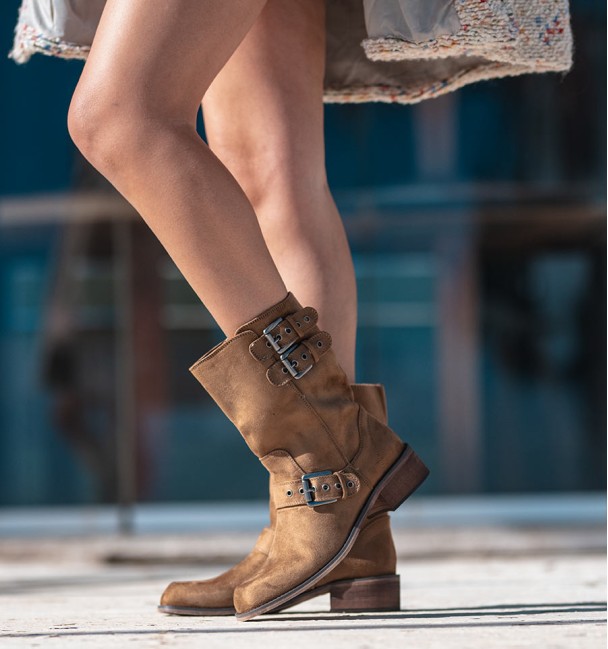 Botas marrones de media caña con hebillas. Cremallera interior y planas. Veganas