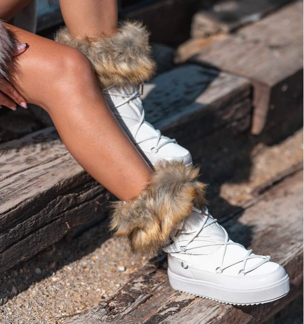 Botas apre ski en color beige acolchadas con pelo sintético arriba y suela alta