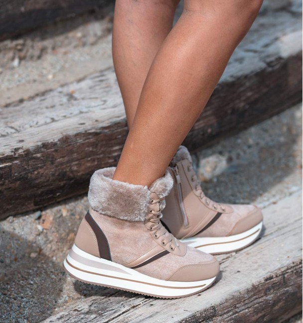 deportivas apres ski en beige con pelo interior, suela ata blanca y cordones. veganas