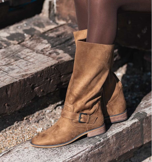 Botas de cano alto camel com fivela. Material têxtil semelhante à camurça. Botas camel