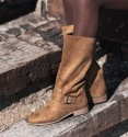 Botas de cano alto camel com fivela. Material têxtil semelhante à camurça. Botas camel