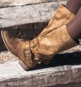 Botas de cano alto camel com fivela. Material têxtil semelhante à camurça. Botas camel