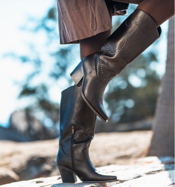 Botas castanhas com tachas