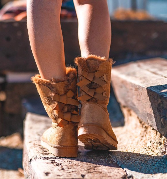 Botas australianas marrones media caña lazos
