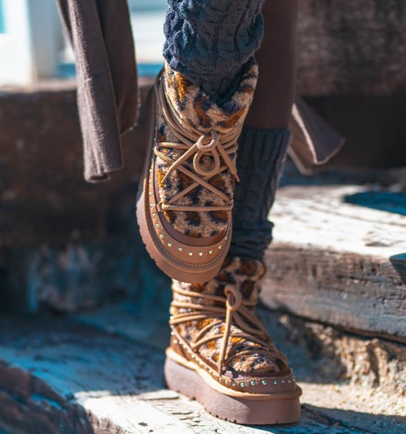 apres ski boots with animal print fur, high sole and laces. Vegan