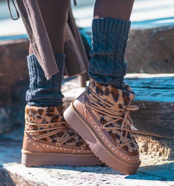 apres ski boots with animal print fur, high sole and laces. Vegan 2