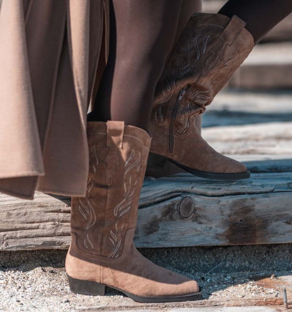 botas camperas marrones estilo cowboy con tacón medio, en material textil y cremallera 2
