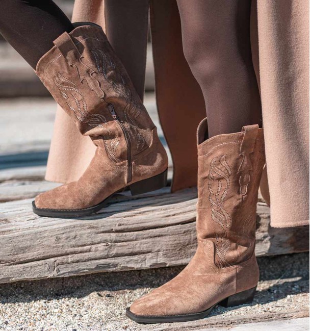 botas camperas marrones estilo cowboy con tacón medio, en material textil y cremallera