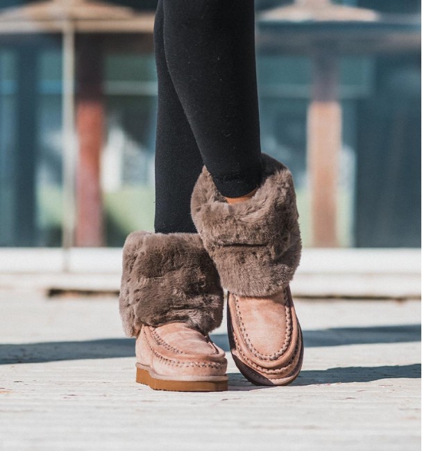 Australian high boots with stitching and synthetic fur interior. Vegan Boots