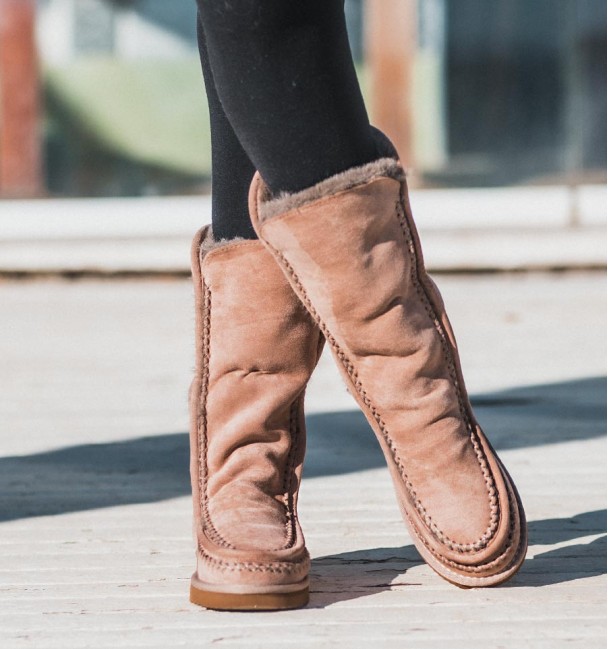 botas altas australianas con pespuntes y pelo sintético interior. Botas veganas