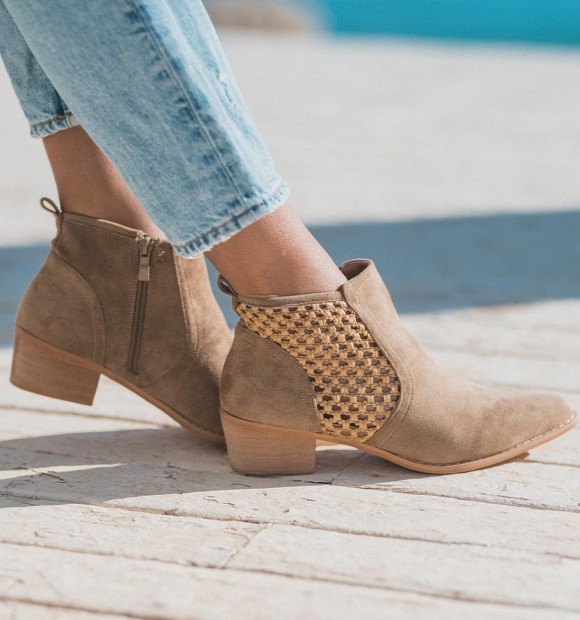 botines cowboy calados en color camel y material textil
