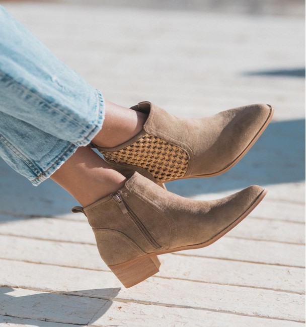 botines camperos calados en color camel y material textil