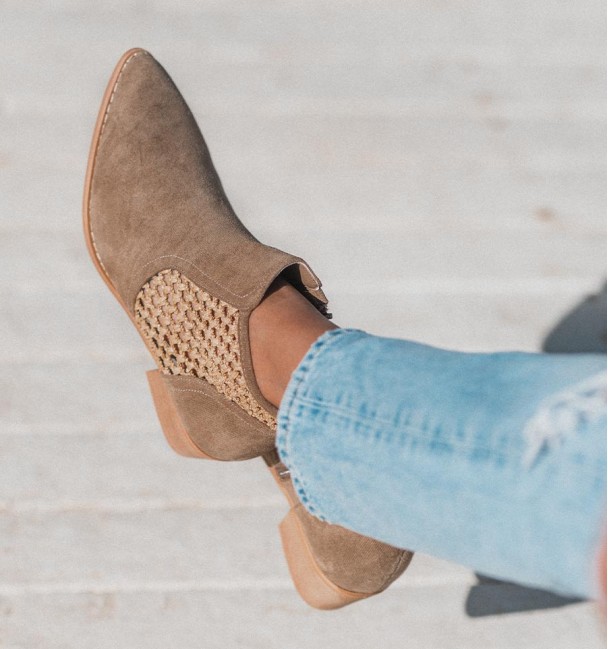 botines cowboy calados en color camel y material textil