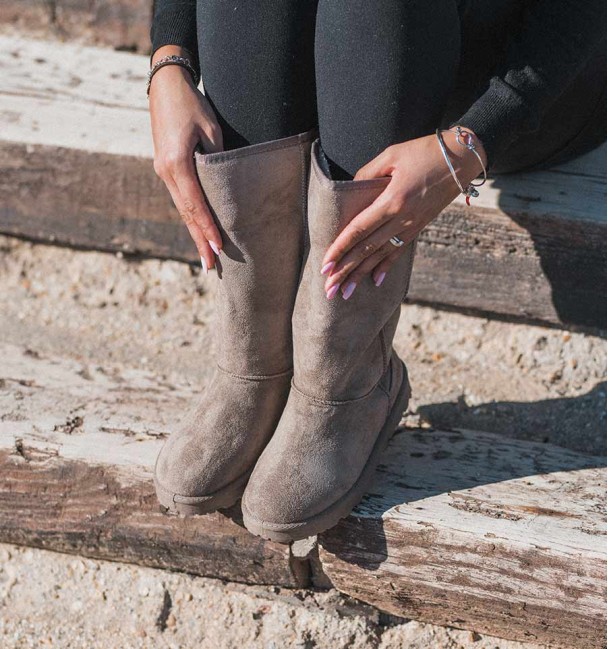 Australian high boots in khaki colour, flat, with stitching and fur inside. Similar textile material suede.
