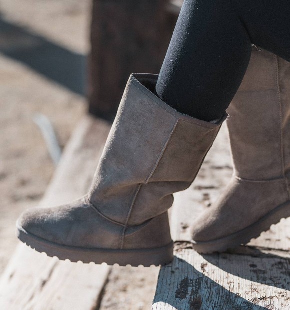 Botas altas australianas em cor caqui, planas, com costura e pelo no interior. Material têxtil semelhante, camurça. 2