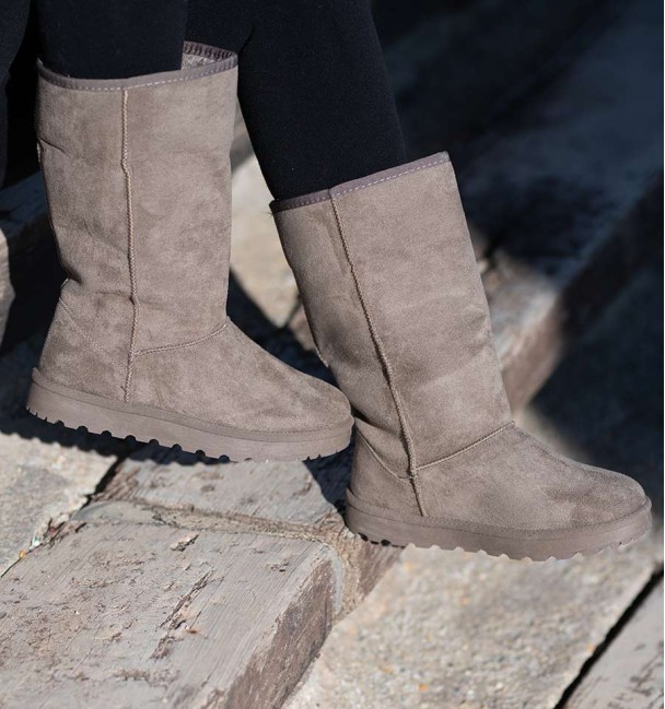 Australian high boots in khaki colour, flat, with stitching and fur inside. Similar textile material suede.