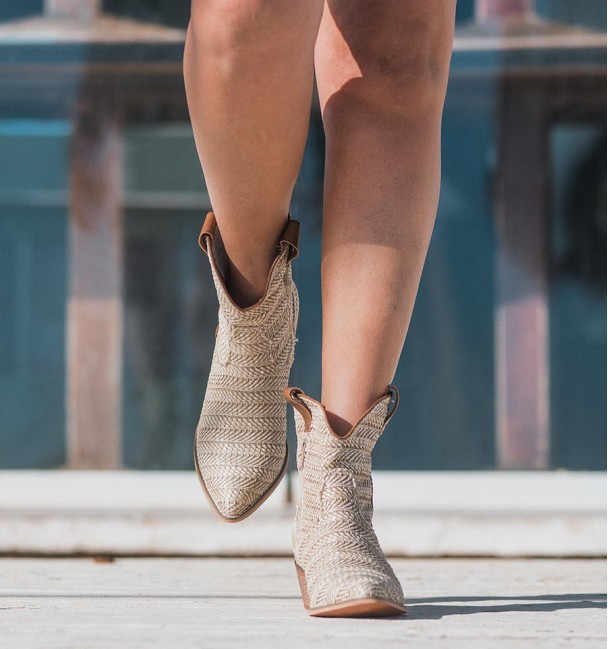 Botas de cowboy bege com textura no eixo e alças em pele castanha