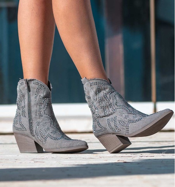 botas camperas de material textil gris con bordados y brillos. Tacón medio, caña baja