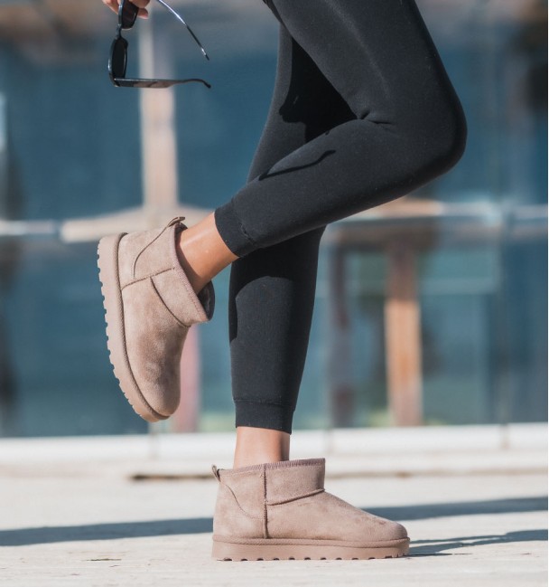 australian low boots. Khaki textile material and synthetic fur lining.