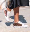 Ténis brancos com estampado de leopardo e pormenor de frase lateral. Pele vegan