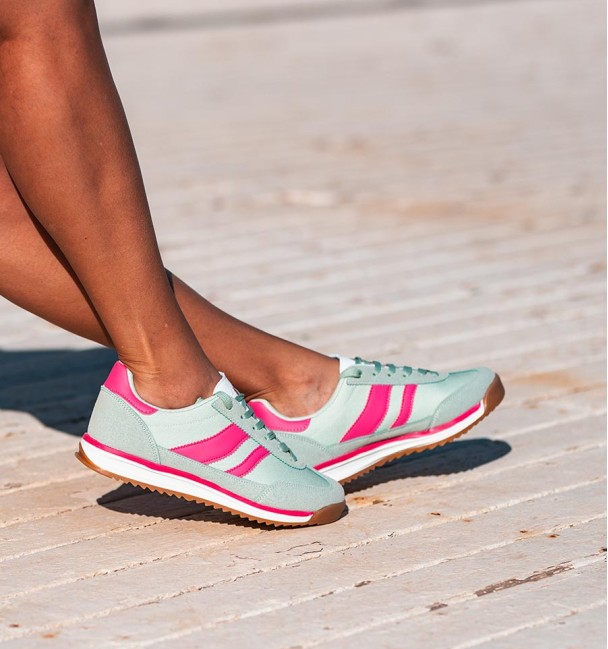 zapatillas deportivas en turquesa con rayas fucsia y suela combinada en blanco y fucsia