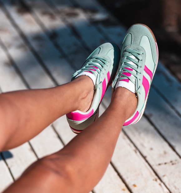 zapatillas deportivas en turquesa con rayas fucsia y suela combinada en blanco y fucsia 2