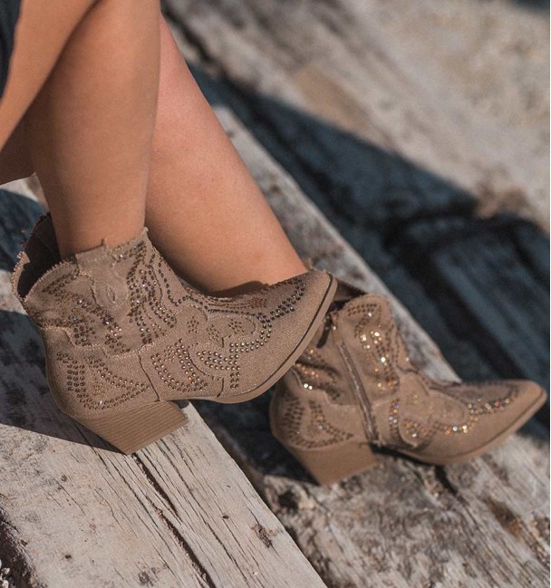 botas camperas de material textil marrón taupe con bordados y brillos. Tacón medio, caña baja