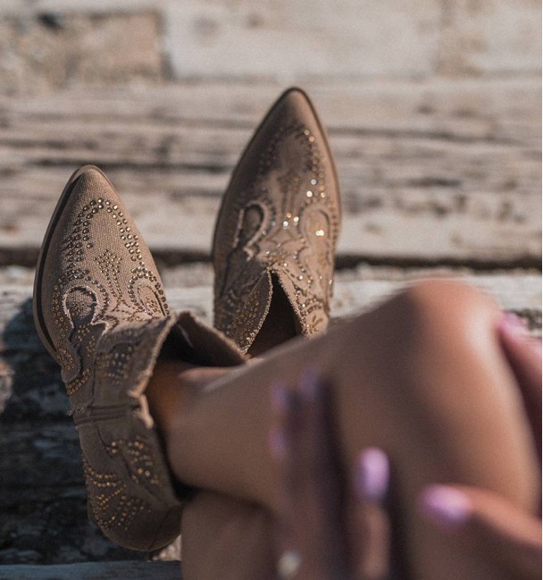 botas camperas de material textil marrón taupe con bordados y brillos. Tacón medio, caña baja