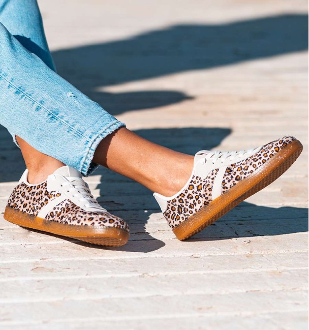 Sneakers con estampado de leopardo con raya lateral y empeine beige. Suela goma marrón. Animal free