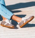 zapatillas estampado de leopardo con raya lateral y empeine beige. Suela goma marrón. Animal free