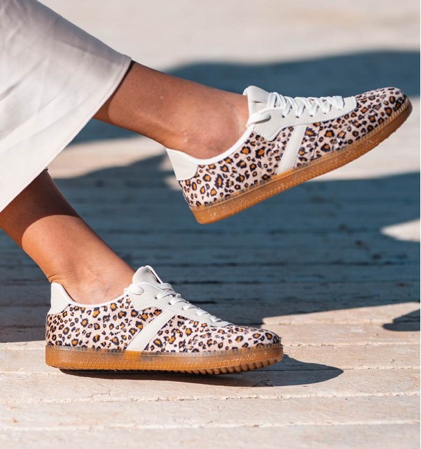 Sneakers con estampado de leopardo con raya lateral y empeine beige. Suela goma marrón. Animal free