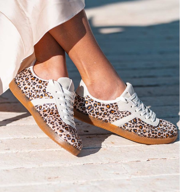 Sneakers con estampado de leopardo con raya lateral y empeine beige. Suela goma marrón. Animal free