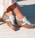 zapatillas deportivas estampado de leopardo con linea y empeine beige. Suela goma marrón. Animal free