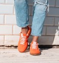 zapatillas deportivas naranjas con raya lateral y cordones rosa. Suela goma marrón. Animal free