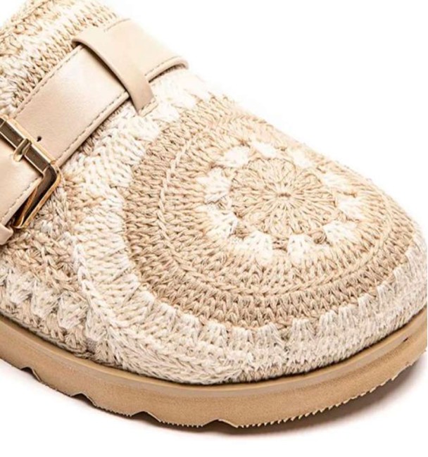 Tamancos beges com tecido de crochet