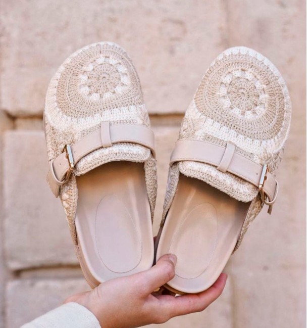 Zuecos con empeine en croché en tonos beige y marrones. Animal FREE. Suela y planta beige