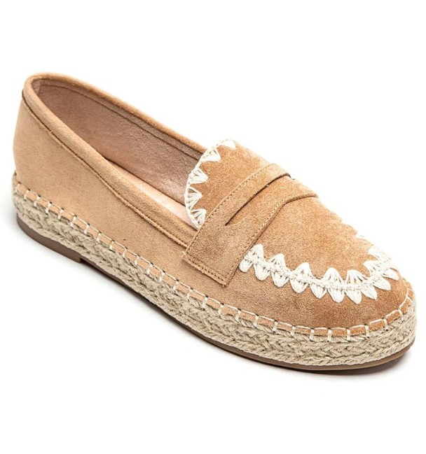 mocassins castanhos bordados e esparto