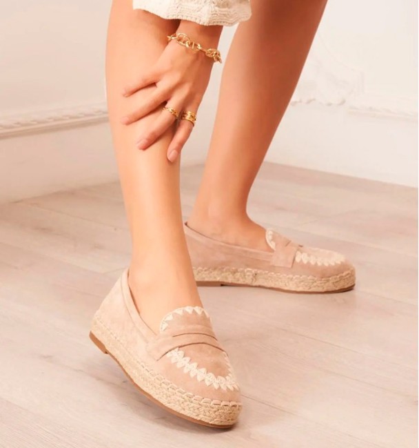 mocasines bordados y esparto camel
