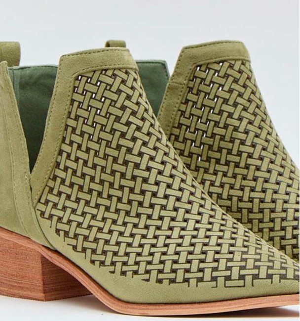 botines calados verdes con tacon bajo y acabado en punta. Corte en V en el tobillo. Animal free